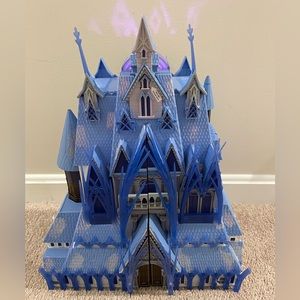 Frozen 2 Arendale castle with original accessories and bonus accessories!